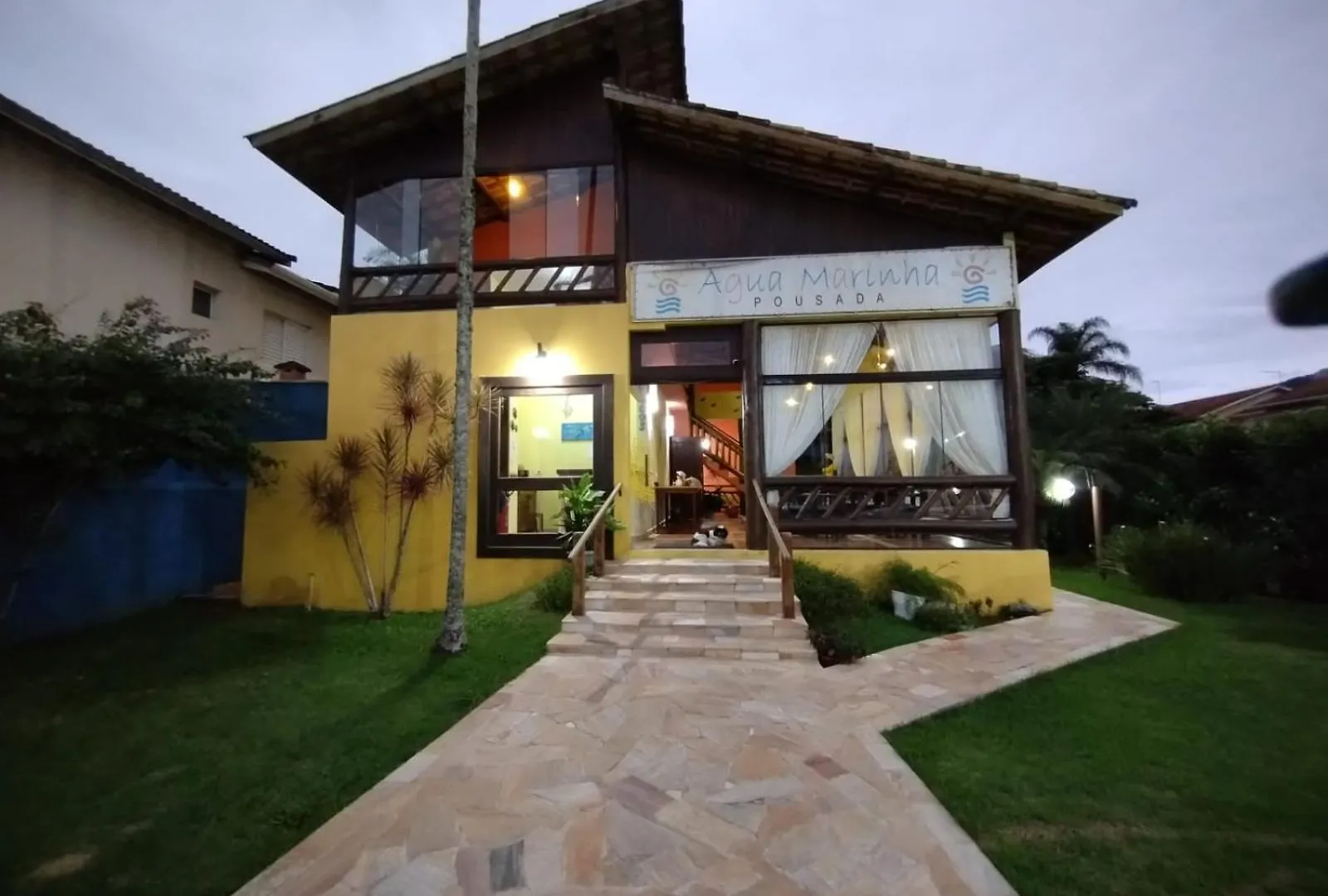 Hospedagem Barata na Costa Verde: 8 Opções Comparadas